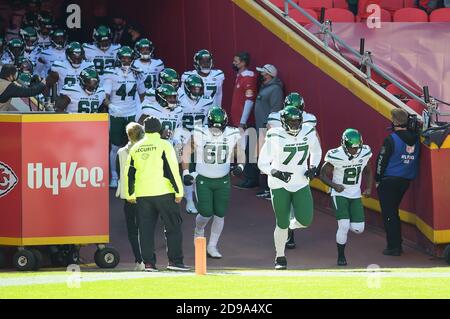 Kansas City, Missouri, USA. November 2020. Die New York Jets nehmen das Feld während des NFL Football Game zwischen den New York Jets und den Kansas City Chiefs im Arrowhead Stadium in Kansas City, Missouri. Kendall Shaw/CSM/Alamy Live News Stockfoto