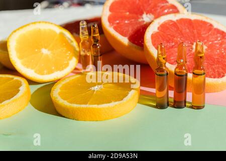 Ampullen mit Botox, Hualuron, Kollagen oder Vitaminen und Spritze auf weißem Hintergrund Stockfoto
