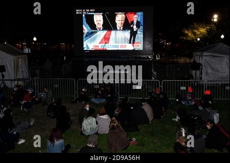 Washington, DC, USA. November 2020. 3. November 2020 - Washington, DC, Vereinigte Staaten: Wahlnacht-Wachparty auf dem McPherson Platz. Quelle: Michael Brochstein/ZUMA Wire/Alamy Live News Stockfoto