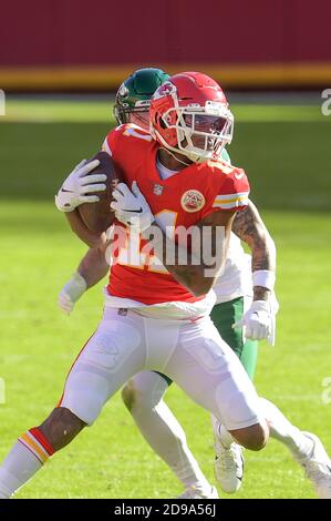 Kansas City, Missouri, USA. November 2020. Kansas City Chiefs Wide Receiver Demarcus Robinson (11) macht einen Fang während des NFL Football Game zwischen den New York Jets und den Kansas City Chiefs im Arrowhead Stadium in Kansas City, Missouri. Kendall Shaw/CSM/Alamy Live News Stockfoto