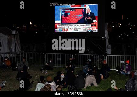 Washington, DC, USA. November 2020. 3. November 2020 - Washington, DC, Vereinigte Staaten: Wahlnacht-Wachparty auf dem McPherson Platz. Quelle: Michael Brochstein/ZUMA Wire/Alamy Live News Stockfoto