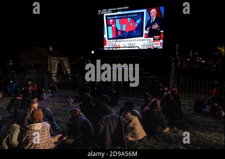 Washington, DC, USA. November 2020. 3. November 2020 - Washington, DC, Vereinigte Staaten: Wahlnacht-Wachparty auf dem McPherson Platz. Quelle: Michael Brochstein/ZUMA Wire/Alamy Live News Stockfoto