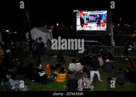 Washington, DC, USA. November 2020. 3. November 2020 - Washington, DC, Vereinigte Staaten: Wahlnacht-Wachparty auf dem McPherson Platz. Quelle: Michael Brochstein/ZUMA Wire/Alamy Live News Stockfoto