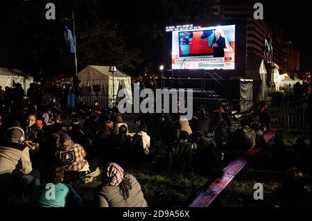 Washington, DC, USA. November 2020. 3. November 2020 - Washington, DC, Vereinigte Staaten: Wahlnacht-Wachparty auf dem McPherson Platz. Quelle: Michael Brochstein/ZUMA Wire/Alamy Live News Stockfoto