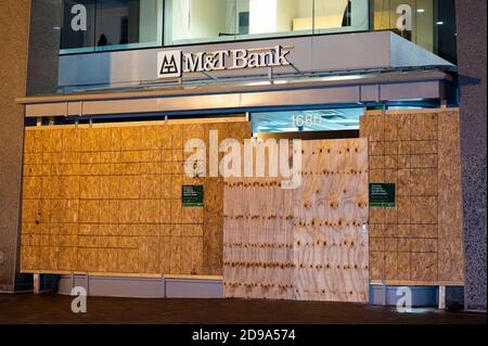 Washington, DC, USA. November 2020. 3. November 2020 - Washington, DC, USA: Am Wahlabend in die M&T-Bankfiliale eingestiegen. Quelle: Michael Brochstein/ZUMA Wire/Alamy Live News Stockfoto