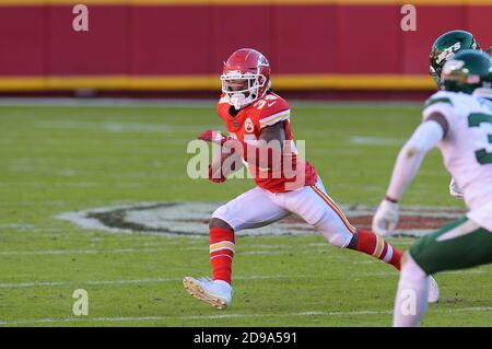 Kansas City, Missouri, USA. November 2020. Kansas City Chiefs laufen zurück Darwin Thompson (34) trägt den Ball während des NFL Football Game zwischen den New York Jets und den Kansas City Chiefs im Arrowhead Stadium in Kansas City, Missouri. Kendall Shaw/CSM/Alamy Live News Stockfoto