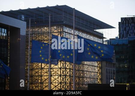 (201104) -- BRÜSSEL, 4. November 2020 (Xinhua) -- die EU-Flaggen fliegen an Halbmast vor dem Hauptquartier der Europäischen Kommission, um den Opfern der Anschläge in Frankreich und Österreich, in Brüssel, Belgien, am 3. November 2020, Tribut zu zollen. (Xinhua/Zheng Huansong) Stockfoto