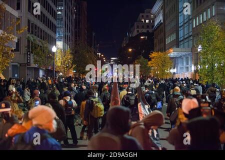 Washington, DC, USA, 03. November 2020. Anti-Trump-Aktivisten marschieren in der Wahlnacht in Washington DC, USA. Yuriy Zahvoyskyy/ Alamy Live News Stockfoto