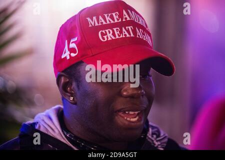 Washington DC, USA, 3. November 2020. Schwarzer Trump-Anhänger mit MAGA-Hut in der Wahlnacht, Washington DC, USA. Yuriy Zahvoyskyy / Alamy Live News Stockfoto