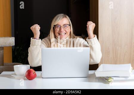 Emotionale Freiberuflerin Frau, die im Home Office, überrascht starrte auf Laptop-Bildschirm schockiert durch E-Mail erhalten, Arbeit von zu Hause Konzept Stockfoto