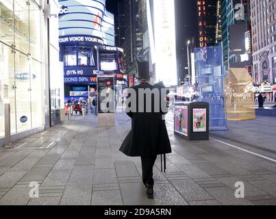 New York, Usa. November 2020. Ein Mann, der gekleidet ist, als Abraham Lincoln am Dienstag, dem 3. November 2020, am Times Square in der Wahlnacht in New York City spaziert. Die Präsidentschaftswahl 2020 soll zwischen den Kandidaten des derzeitigen Präsidenten der Vereinigten Staaten Donald Trump und dem ehemaligen Vizepräsidenten Joe Biden entschieden werden. Foto von John Angelillo/UPI Kredit: UPI/Alamy Live Nachrichten Stockfoto