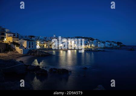 Typisch spanisches Dorf an der Costa Brava am Abend Calella de Palafrugell. Stockfoto