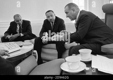 Roy Wilkins und Dr. Martin Luther King, Jr. treffen sich am 18. Januar 1964 im Oval Office des Weißen Hauses mit Präsident Lyndon B. Johnson. Stockfoto