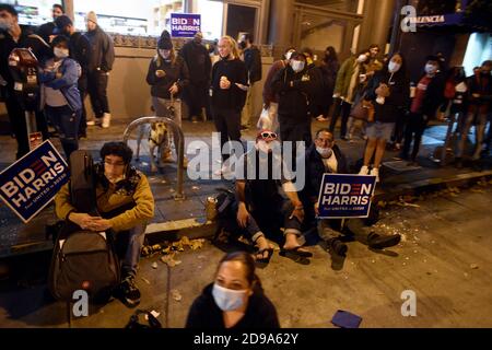 San Francisco, Kalifornien, USA. November 2020. San Francisco, Kalifornien, USA - Dutzende von anderen kamen, um auf der Straße zu hängen und die Wahlergebnisse auf dem großen Bildschirm außerhalb von MannyÃs in San Francisco zu sehen. Quelle: Neal Waters/ZUMA Wire/Alamy Live News Stockfoto