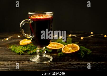 Glühwein mit Zimt und einer Orange und Pelzbaum Äste, ein Neujahr Stillleben. Stockfoto