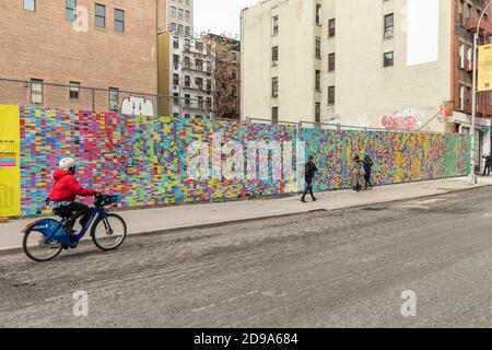 New York, Usa. November 2020. Trumps Lügen Wandbild gilt als politische Kunst, die an einer Ecke der Grand Street und Lafayette Street im SoHo-Viertel der Stadt installiert ist. Es zeigt 20,000 falsche und irreführende Aussagen von Präsident Trump. Die Leute sahen, wie sie auf das Wandbild aufschauten. Das Wandbild ist 100 Fuß lang. (Foto von Lev Radin/Pacific Press) Quelle: Pacific Press Media Production Corp./Alamy Live News Stockfoto