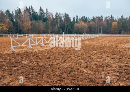 Weißer Zaun im Hintergrund der Natur. Stockfoto