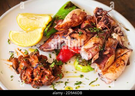 Gegrillter adriatischer Tintenfisch mit Gemüse, selektiver Fokus Stockfoto