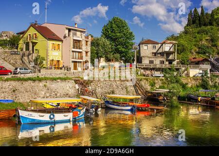 Virpazar, Montenegro - 05-30-2019: Verankerte Ausflugsboote in der Nähe der Brücke in Virpazar Stadt, Beginn der touristischen Saison Stockfoto