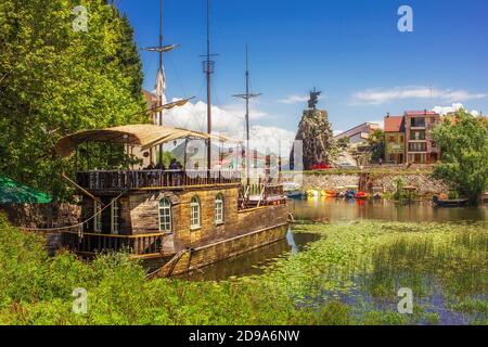 Virpazar, Montenegro - 05-30-2019: Altes Schiff wurde in der Nähe der Brücke in Virpazar als Restaurant umgenutzt, Beginn der touristischen Saison Stockfoto