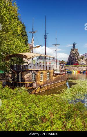 Virpazar, Montenegro - 05-30-2019: Altes Schiff wurde in der Nähe der Brücke in Virpazar als Restaurant umgenutzt, Beginn der touristischen Saison Stockfoto