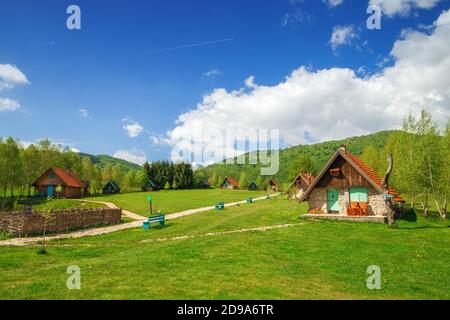 Donja Brezna, Montenegro - 5/24/2019 - Rustikale Gästehäuser umgeben von Natur im Frühling Stockfoto