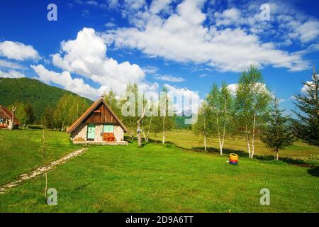 Donja Brezna, Montenegro - 5/24/2019 - Rustikale Gästehäuser umgeben von Natur im Frühling Stockfoto