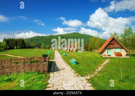 Donja Brezna, Montenegro - 5/24/2019 - Rustikale Gästehäuser umgeben von Natur im Frühling Stockfoto