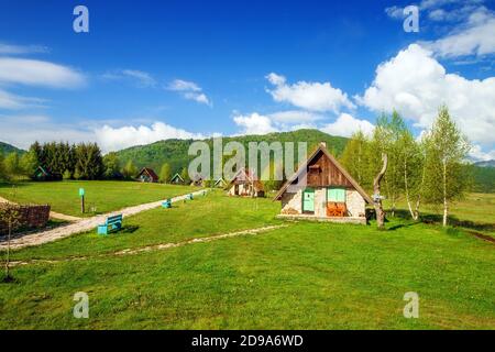 Donja Brezna, Montenegro - 5/24/2019 - Rustikale Gästehäuser umgeben von Natur im Frühling Stockfoto