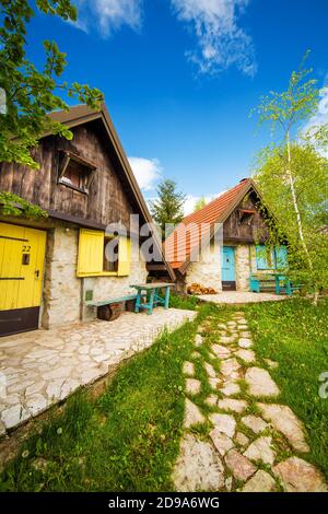 Donja Brezna, Montenegro - 5/24/2019 - Rustikale Gästehäuser umgeben von Natur im Frühling Stockfoto