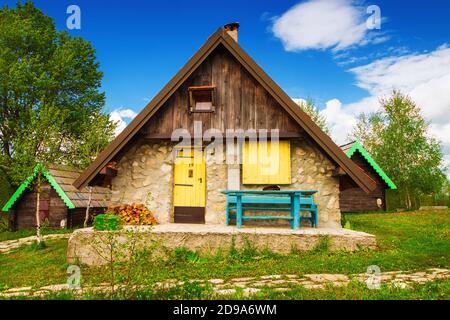 Donja Brezna, Montenegro - 5/24/2019 - Rustikale Gästehäuser umgeben von Natur im Frühling Stockfoto