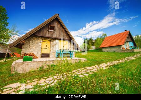 Donja Brezna, Montenegro - 5/24/2019 - Rustikale Gästehäuser umgeben von Natur im Frühling Stockfoto