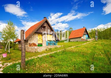 Donja Brezna, Montenegro - 5/24/2019 - Rustikale Gästehäuser umgeben von Natur im Frühling Stockfoto