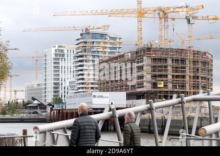 Hamburg, Deutschland. Okt. 2020. Blick von der Elbphilharmonie Konzerthalle Richtung Osten auf die Baustelle des Strandkai-Viertels. Quelle: Markus Scholz/dpa/Alamy Live News Stockfoto