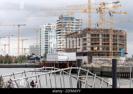 Hamburg, Deutschland. Okt. 2020. Blick von der Elbphilharmonie Konzerthalle Richtung Osten auf die Baustelle des Strandkai-Viertels. Quelle: Markus Scholz/dpa/Alamy Live News Stockfoto