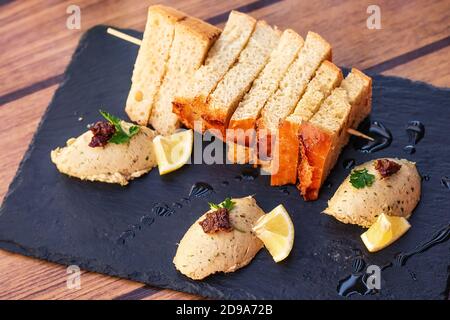 Traditionelle Fischpastete mit Senf-Vorspeise serviert mit frisch gebackenem Brot in Boka Kotorska (Bucht von Kotor), selektiver Fokus Stockfoto