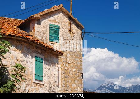 Architekturdetails von Lepetane, einem kleinen Fischerdorf in der Bucht von Kotor, Montenegro Stockfoto
