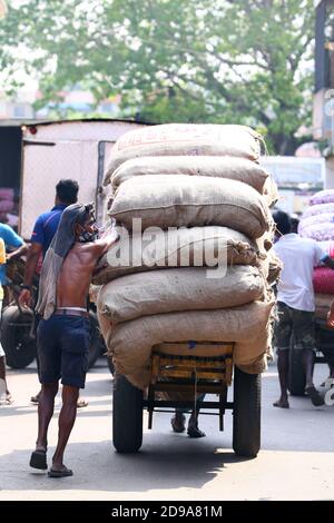 Colombo, Sri Lankas Hauptstadt Colombo. November 2020. Ein Großhändler führt wichtige Artikel bereit für den Vertrieb an die Öffentlichkeit in Pettah, Sri Lankas Hauptstadt Colombo, 3. November 2020. Die Zahl der COVID-19-Fälle in Sri Lanka stieg am Montag auf 11,224, nachdem 164 neue Patienten entdeckt wurden, so das Gesundheitsministerium. Die westliche Provinz, die Colombo einschließt, bleibt bis zum 9. November unter Ausgangssperre, sagten die Behörden. Quelle: Ajith Perera/Xinhua/Alamy Live News Stockfoto