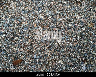 Draufsicht auf kleine und große Steine auf dem Boden Stockfoto