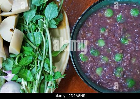 Nahaufnahme Garnelen Chili Paste mit gemischten Thai frisch serviert Gemüse Stockfoto