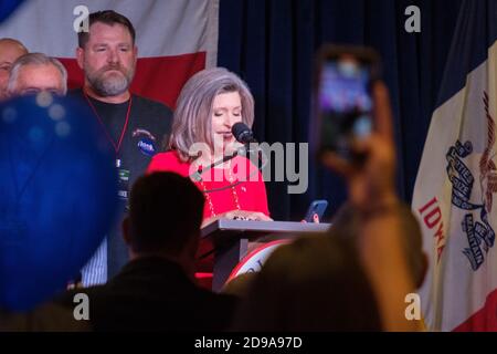 Des Moines, Iowa, USA. November 2020. Senatorin JONI ERNST R-Ia beginnt ihre Dankesrede im des Moines Marriott nach ihrem Wahlsieg über Herausfordererin Teresa Greenfield am 3. November 2020. Quelle: Fritz Nordengren/ZUMA Wire/Alamy Live News Stockfoto