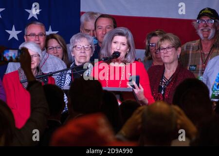 Des Moines, Iowa, USA. November 2020. Senatorin JONI ERNST R-Ia hält ein Handy, das einen Live-Videoanruf mit ihrer Tochter zeigt, als sie ihre Dankesrede im des Moines Marriott nach ihrem Wahlsieg über Herausfordererin Teresa Greenfield am 3. November 2020 beginnt. Quelle: Fritz Nordengren/ZUMA Wire/Alamy Live News Stockfoto