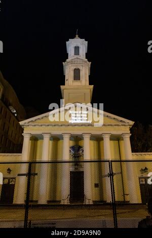 Washington, DC, USA, 3. November 2020. Im Bild: Eine Botschaft wird auf die St. John's Episcopal Church projiziert: "Im Falle eines Putsches sind wir viele, sie sind wenige #UpholdDemocracy", St. John's liegt neben Lafayette Square und Black Lives Matter Plaza. Es war der Ort des Fotos, das Trump mit einer umgedrehten Bibel machte, für das friedliche Demonstranten von der Polizei mit Tränengassern vergast wurden. Kredit: Allison C Bailey/Alamy Live Nachrichten Stockfoto