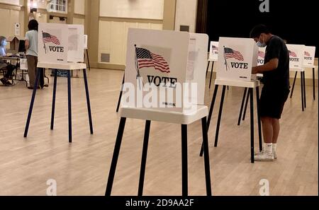 Santa Barbara, Kalifornien, USA. November 2020. 3. November 2020: Ein lateinamerikanischer Wähler füllt seine Stimme bei der Präsidentschaftswahl im Cabrillo Recreation Center in Santa Barbara aus. Quelle: Amy Katz/ZUMA Wire/Alamy Live News Stockfoto