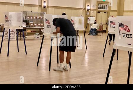 Santa Barbara, Kalifornien, USA. November 2020. 3. November 2020: Ein lateinamerikanischer Wähler füllt seine Stimme bei der Präsidentschaftswahl im Cabrillo Recreation Center in Santa Barbara aus. Quelle: Amy Katz/ZUMA Wire/Alamy Live News Stockfoto