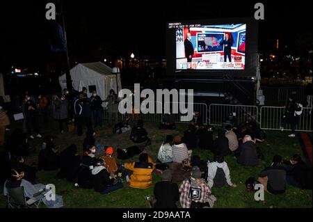 Washington, Usa. November 2020. Menschen werden während der Wahlnacht-Wachparty auf dem McPherson Square gesehen. Kredit: SOPA Images Limited/Alamy Live Nachrichten Stockfoto