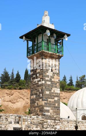 Die Hasaneyn Moschee befindet sich im alten Stadtzentrum. Die Moschee wurde mit Steinen gebaut, die Hama einzigartig sind. Hama, Syrien. Stockfoto