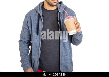 Kaffeekonzept zum Mitnehmen. Junger Mann Körper hält, um Papier-Behälter mit frischem Getränk isoliert auf weißem Hintergrund gehen. Stockfoto