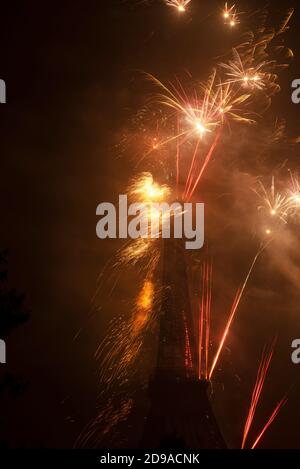 Feuerwerk am Eiffelturm in Lahore während des glücklichen neuen Jahres Feiern Stockfoto