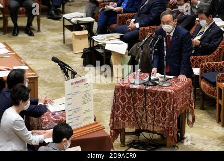 Tokio, Japan. November 2020. Japans Premierminister Yoshihihide Suga beantwortet eine Frage auf der Sitzung des Haushaltsausschusses des Unterhauses am 4. November 2020 beim Nationaldiät in Tokio, Japan. Kredit: Aflo Co. Ltd./Alamy Live Nachrichten Stockfoto